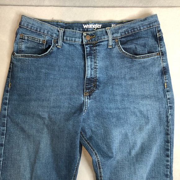 Wrangler Relaxed Fit Men's 38x30 Medium Wash‎ Blue Denim Jean - Picture 2 of 9